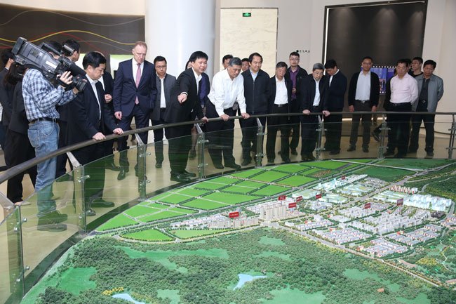 馬省長一行觀看中德金屬生態(tài)城沙盤.jpg